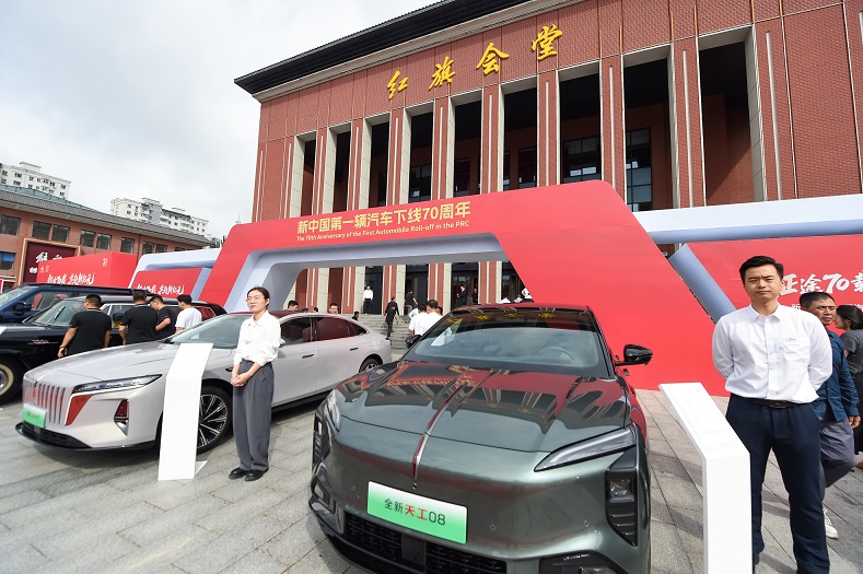 07-14 07:37新中国第一辆汽车下线迎来70周年新中国第一辆汽车下线迎来70周年7月13日，新中国第一辆汽车下线70周年纪念活动在位于长春的中国一汽红旗会堂举行，现场展出了众多最新国产车型。当日，新中国第一辆汽车下线迎来70周年，中国汽车工业协会与中国第一汽车集团有限公司在长春举办系列活动，纪念这一历史性时刻。
