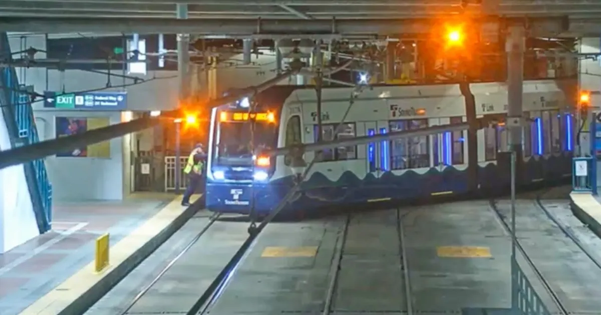Seattle light rail derailment leads to suspended service, shuttle buses - The Seattle Times
