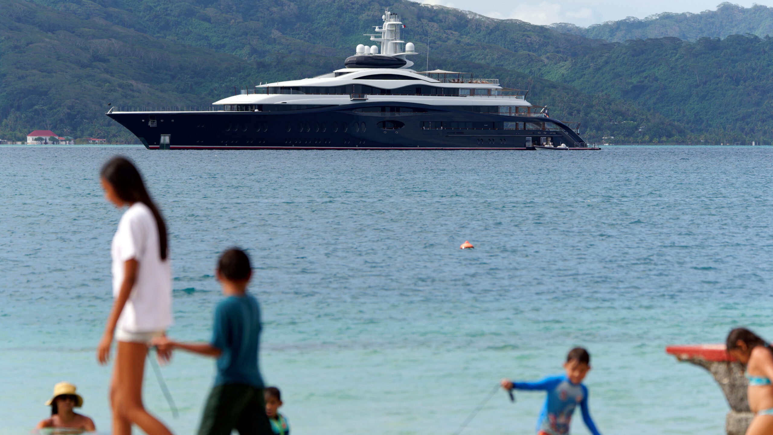 Zuckerberg’s superyacht ignored emergency channel, failed to aid stranded boat - Ars Technica