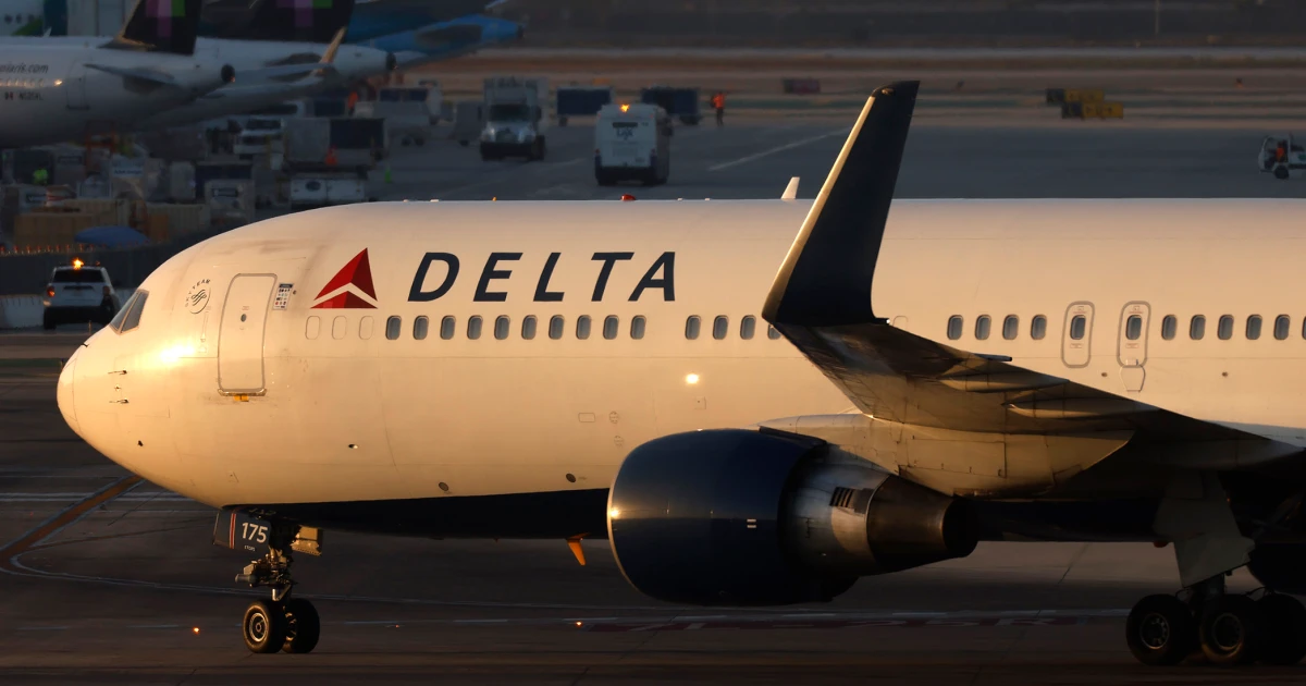 Firework strikes Delta flight landing at Chicago’s Midway Airport