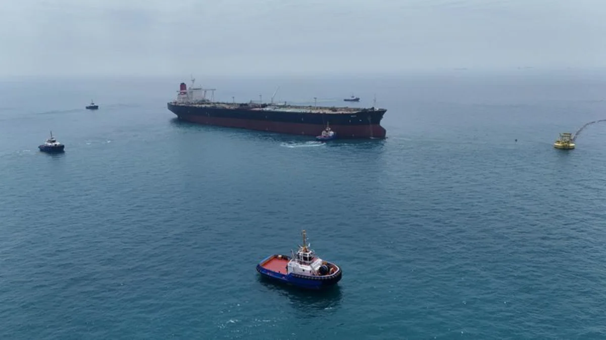 Stocks edge up as oil hovers near 3-month lows ahead of Warsh debut