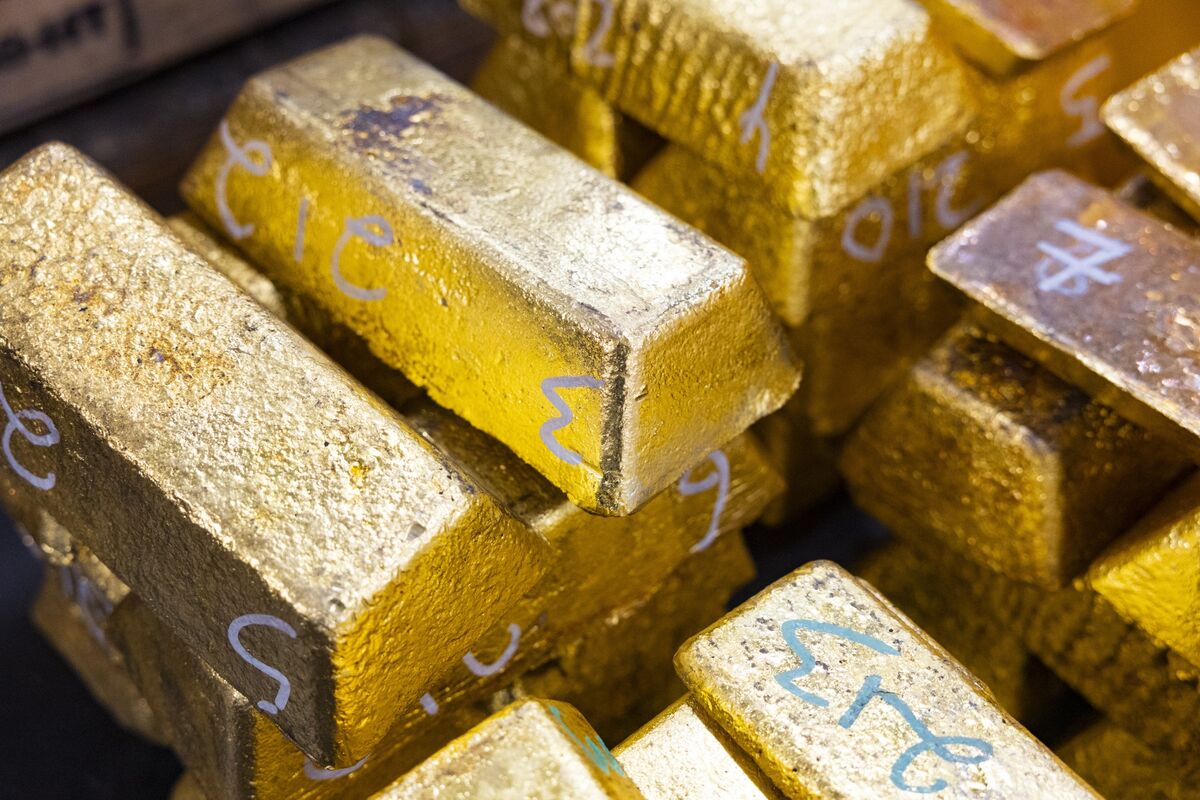 Gold Sinks in Shock Selloff as Traders Cover Stock-Rout Losses