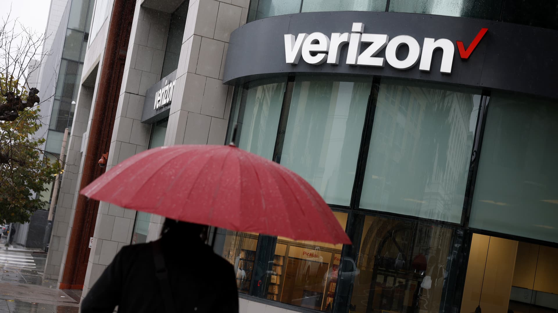 Verizon mobile service down for thousands of customers in the U.S., Downdetector shows - CNBC