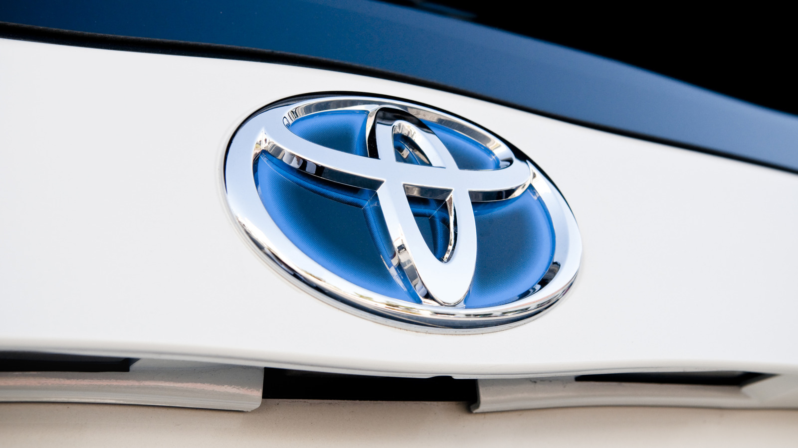Why Toyota Ditched The Blue Badges For Its Hybrids - Jalopnik