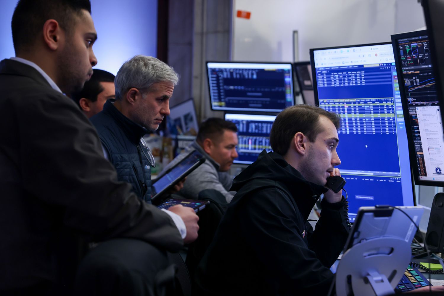 Stock Market Today: Major Indexes Close Slightly Lower After Earnings Flurry, Stronger-Than-Expected January Jobs Report - Investopedia