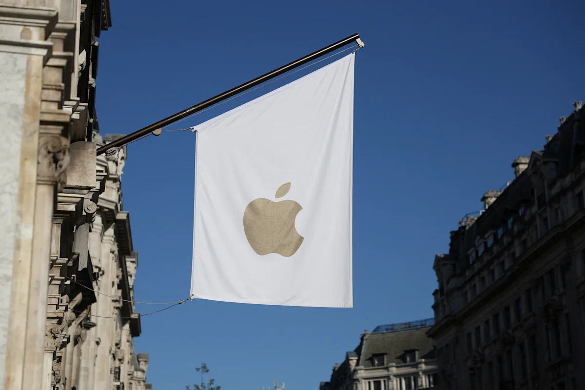 One number instantly explains why Apple's investors are having a wildly different year than Oracle's