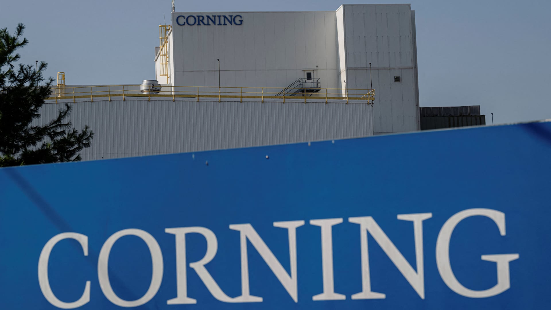 Corning tumbles 16% after earnings, leading rout in optical stocks - CNBC