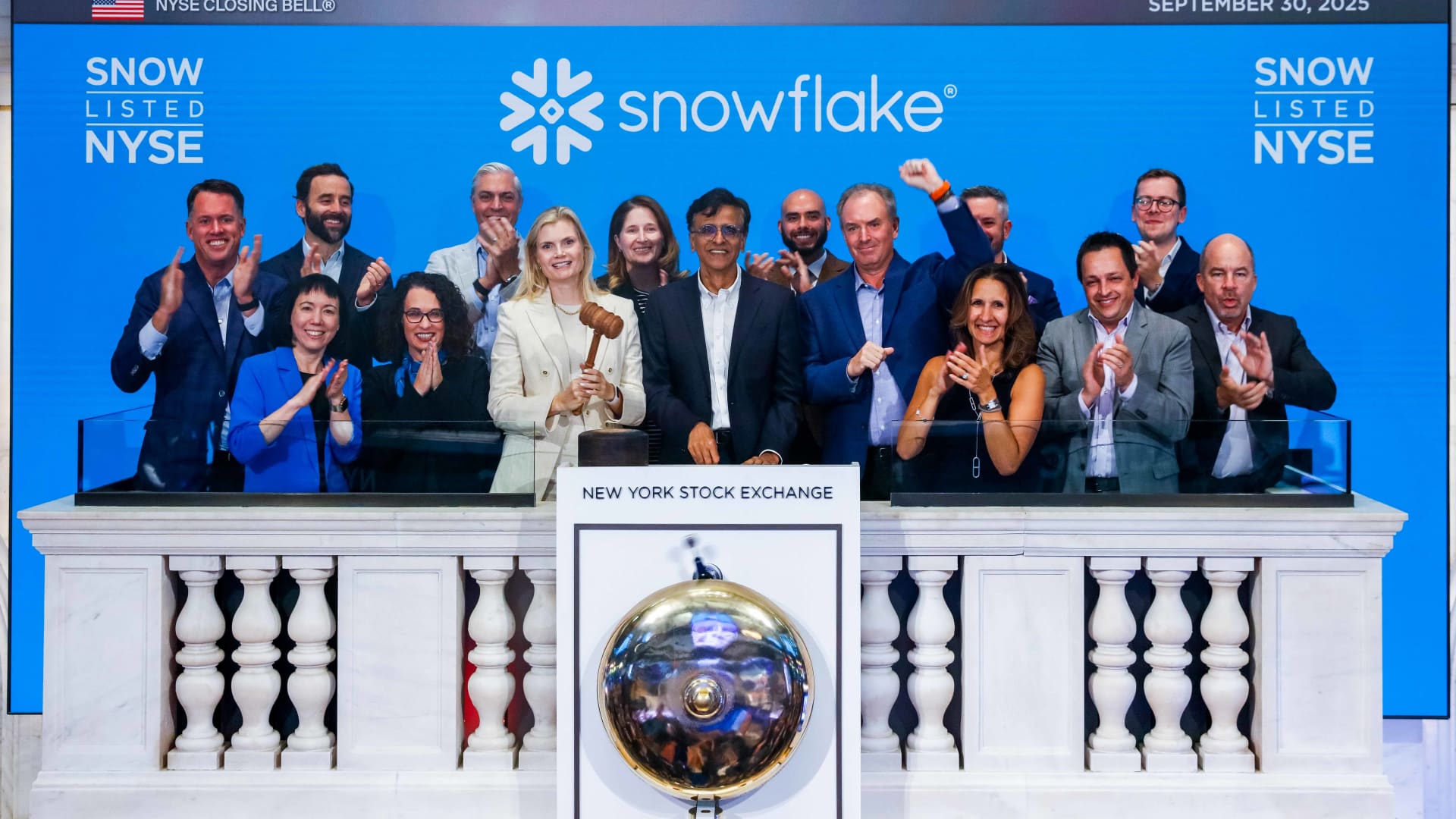 Snowflake surges 35% toward best day ever on AI frenzy, fueling software rally