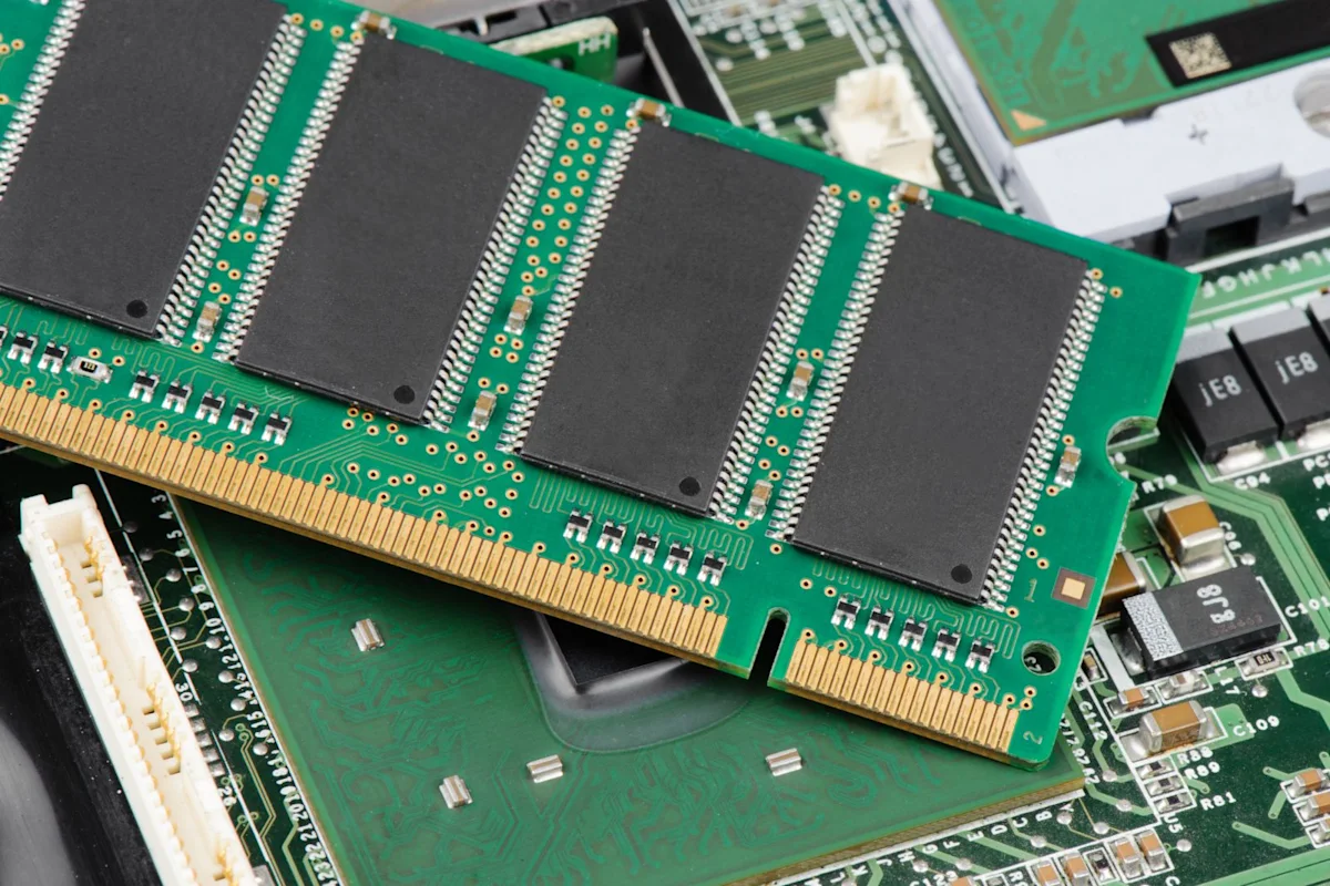 Rout in Chipmakers Weighs on Broader Market