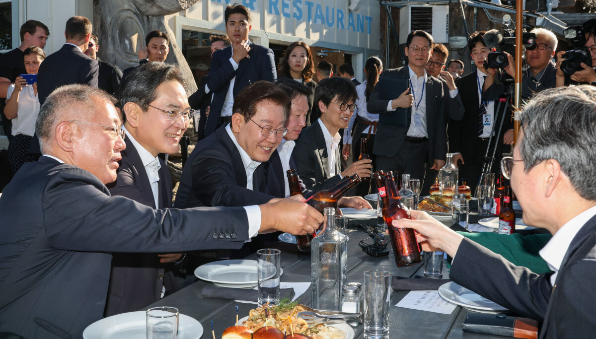 Beer diplomacy: Lee raises a glass with AI titans