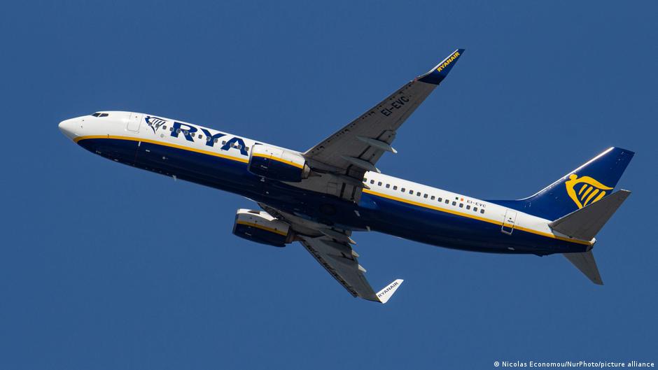 Passenger partly sucked from Ryanair plane during flight - DW.com