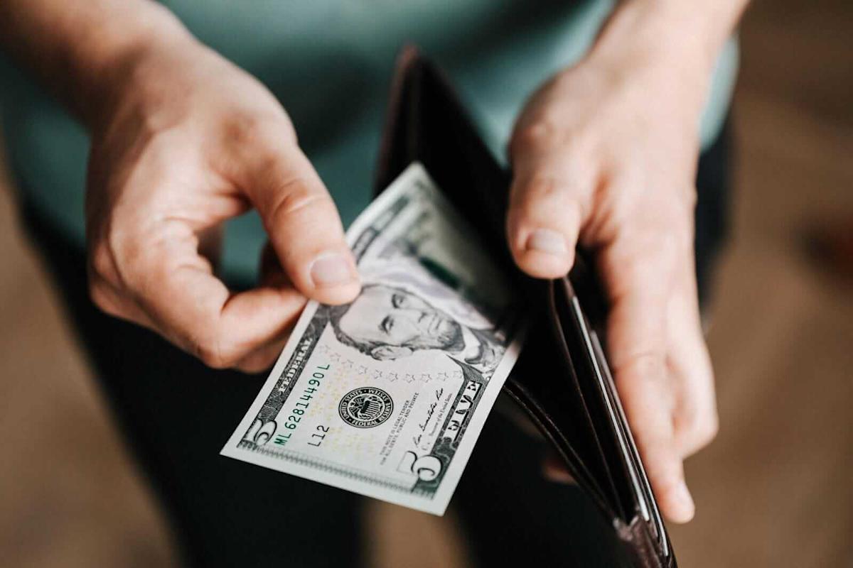 Dollar Rallies as Inflation Risks Push Bond Yields Higher