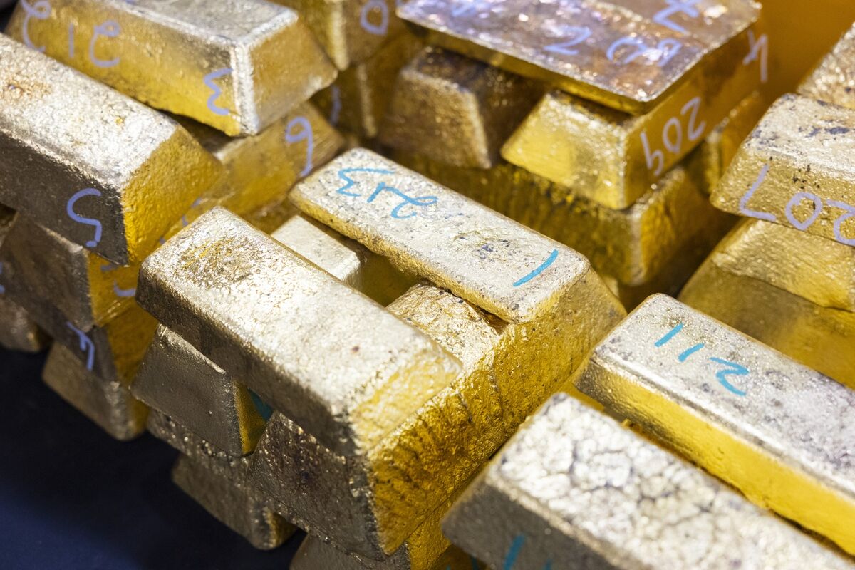 Gold Extends Slump as Hormuz Quagmire Keeps Inflation Fear High