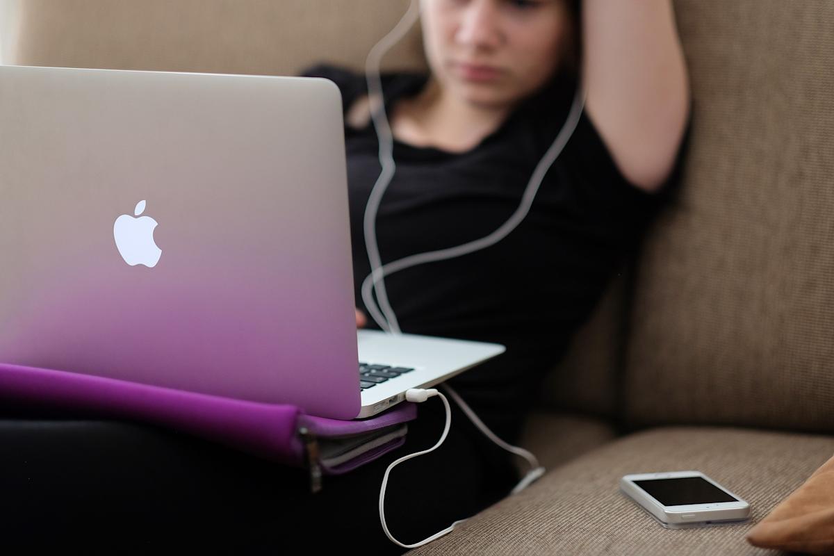Apple Inc. (AAPL) Targets $15B Service Revenue via AI