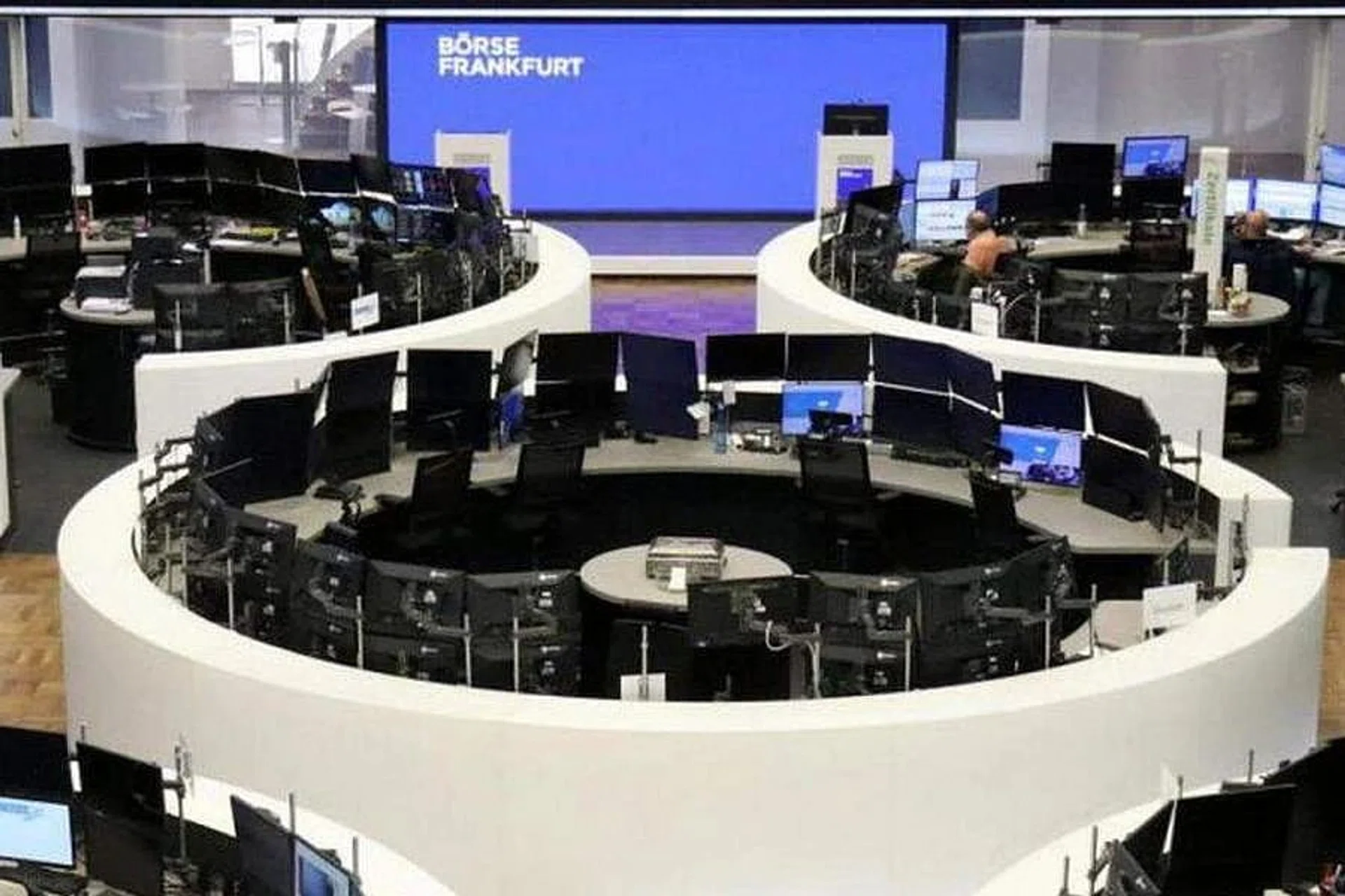 European shares mark a fresh record close as earnings offset Middle East uncertainty