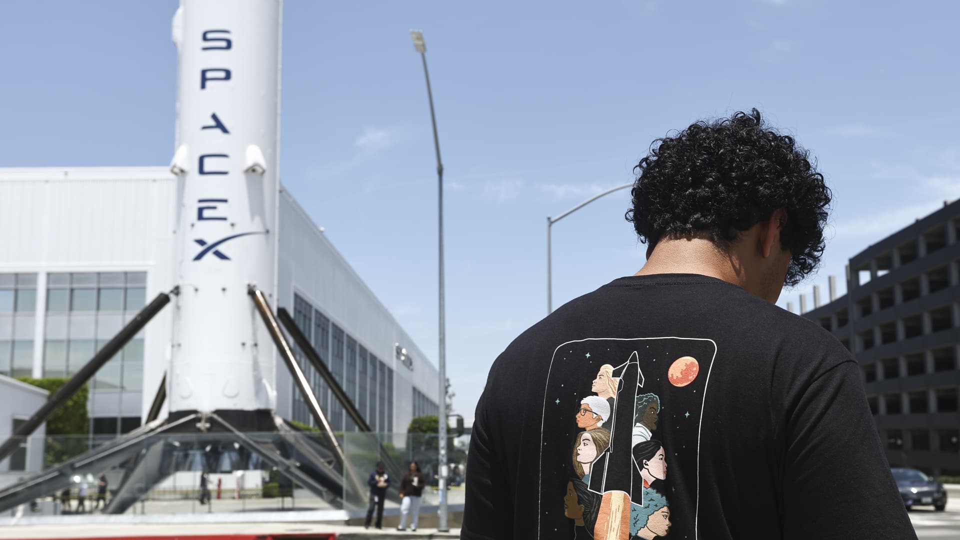 SpaceX employee group creates low-fee wealth management option with Choreo for post-IPO - CNBC