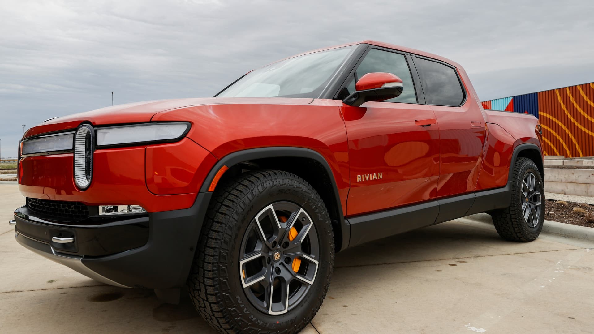 I drove Tesla FSD, Rivian Autonomy+ ‘hands-free’ driving systems. Here’s how they compare - CNBC