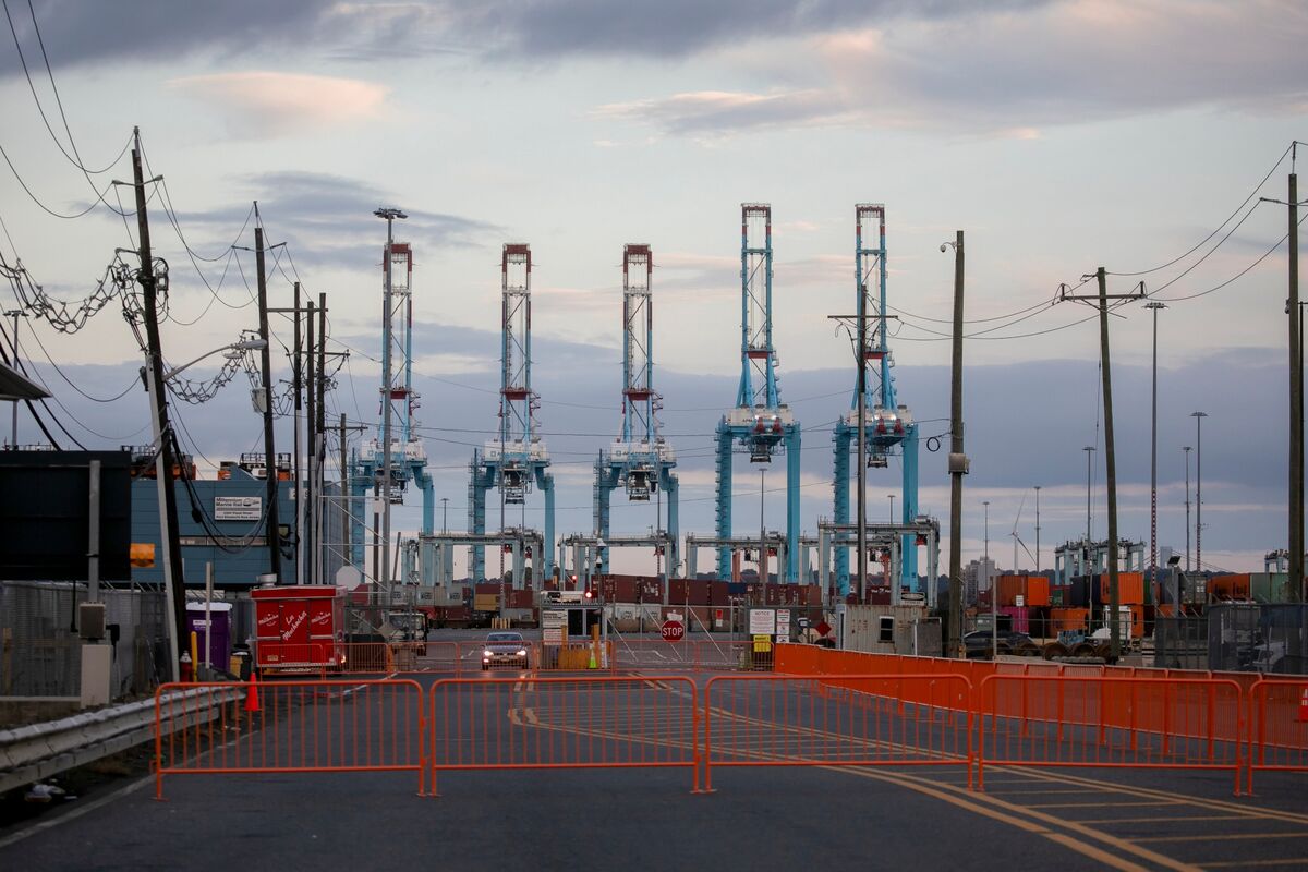 US Stocks Rise as Jobs, Services Data Outweigh Iran Concerns