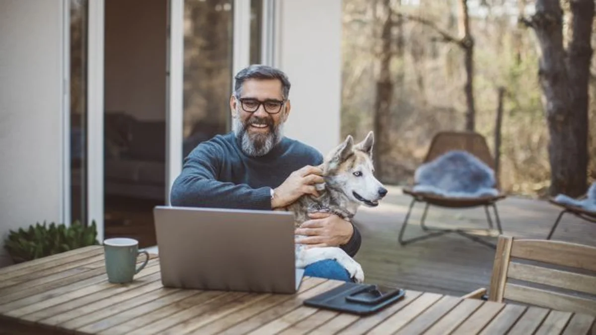 Can I Retire at 62 With $500k in a Roth IRA and $2,000 Monthly Income?