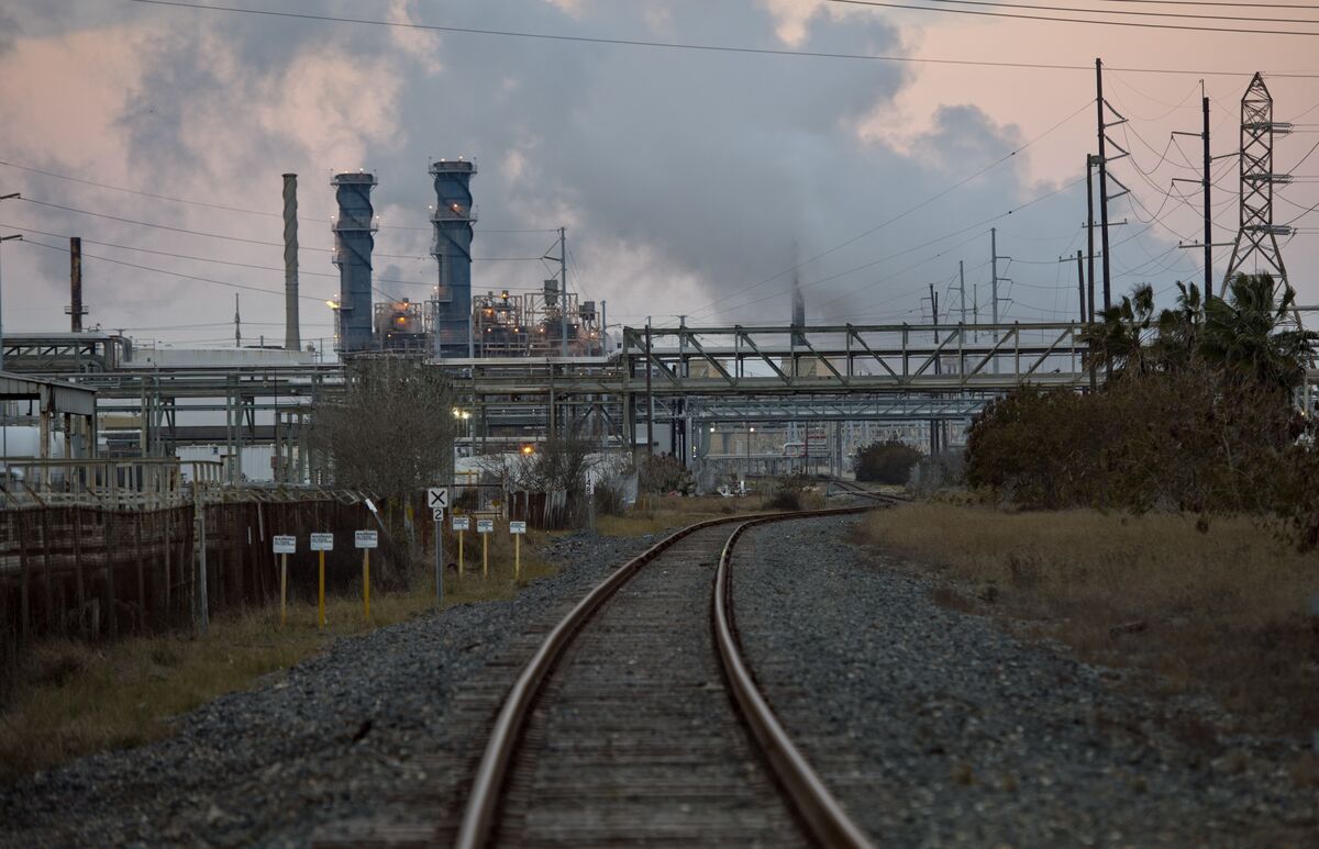 US Natural Gas Falls to Five-Month Low as Forecasts Shift Warmer