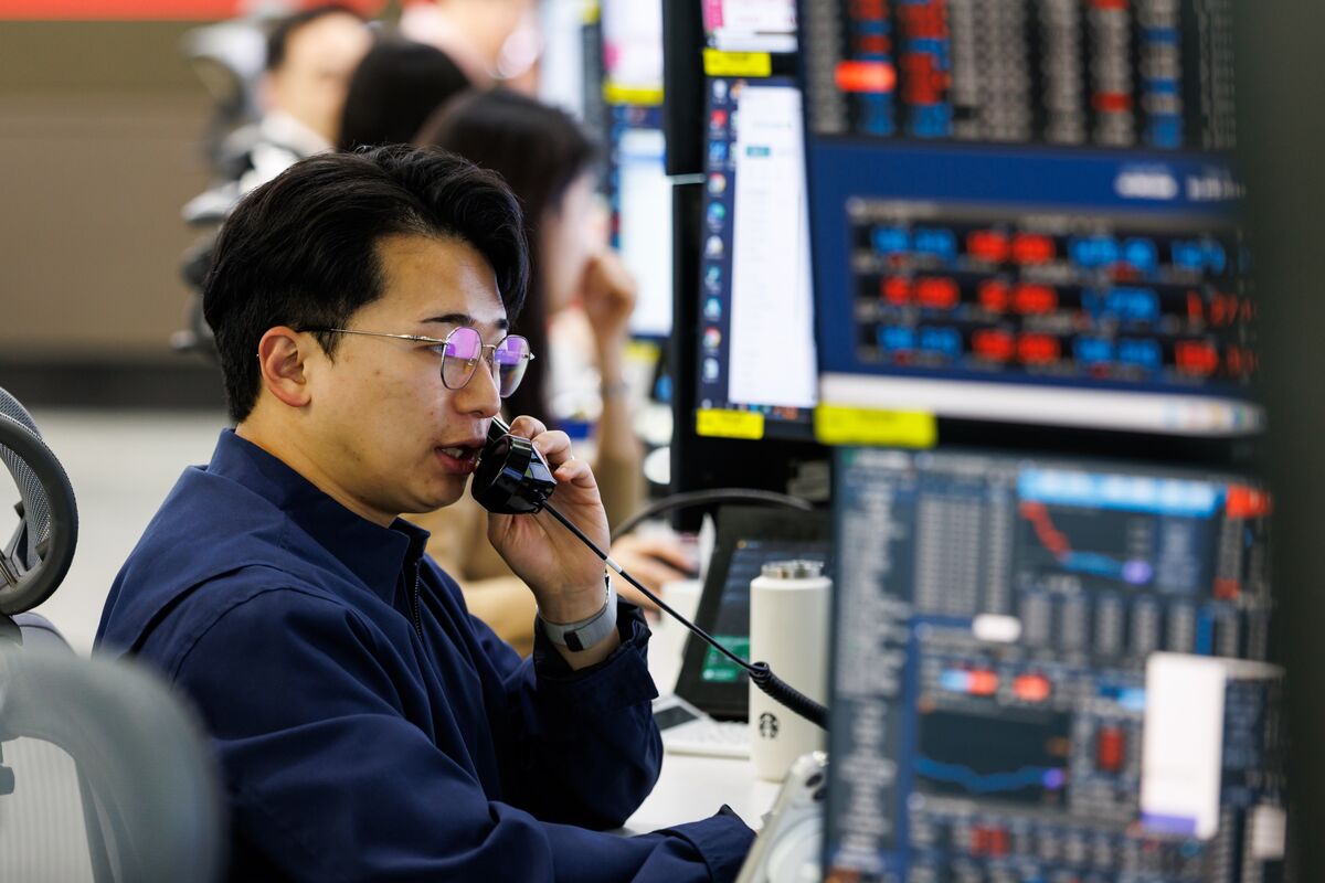 Investors Bet ‘Peak Uncertainty’ Has Passed as Asia Stocks Climb