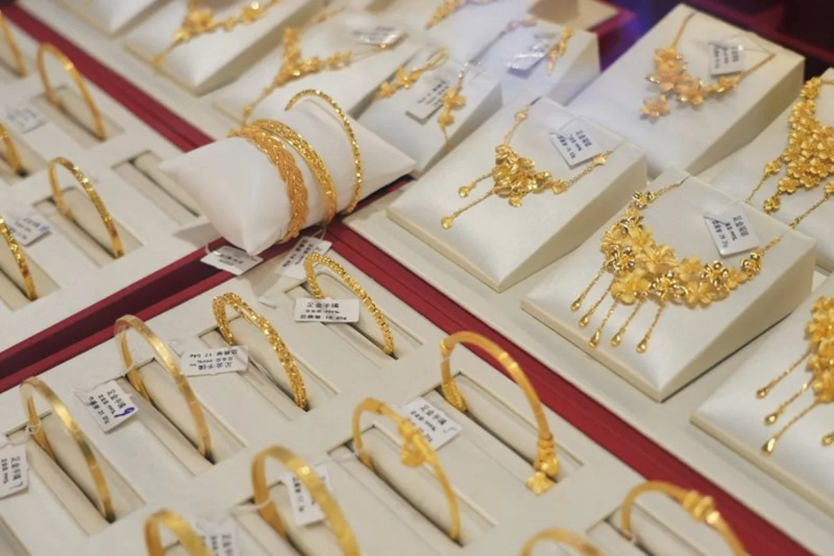 Analysis-Gold's record rally falters as bulls run into Fed rate expectations, stronger dollar