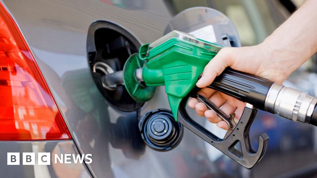 Oil price dives as US and Iran pause attacks - BBC