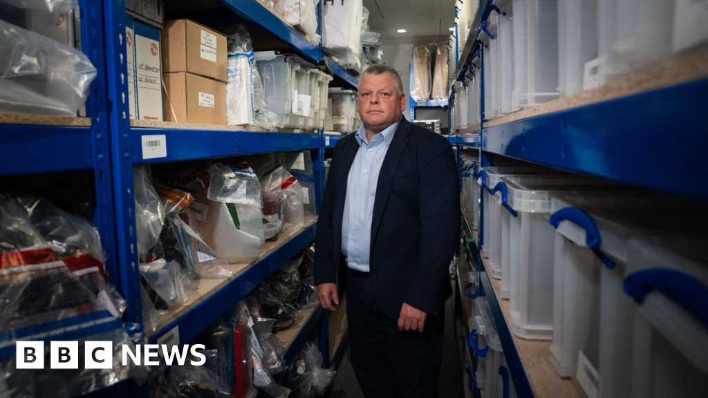 Sim farms to Gucci shoes: How smishing scammers fund their lavish lifestyles - BBC