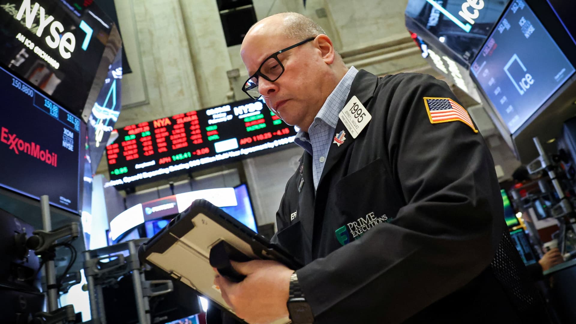 Dow tumbles 600 points after hot inflation report, mounting concerns about AI impact: Live updates - CNBC