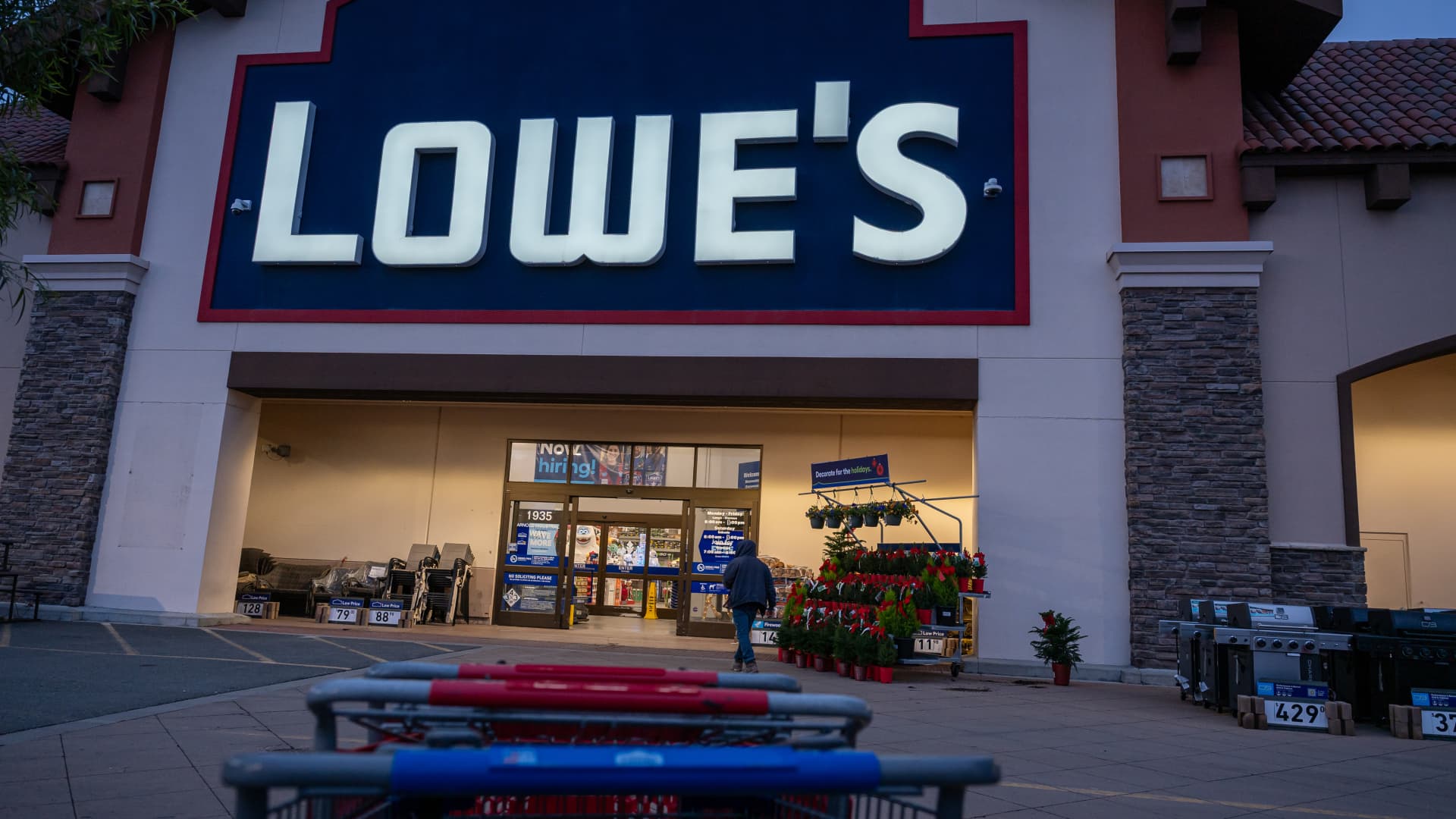 Lowe's earnings beat as sales jump more than 10% despite sluggish housing market - CNBC