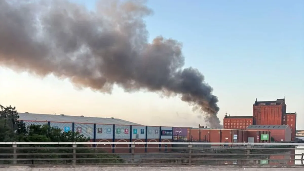 Fire shuts Grimsby roads in early hours as locals warned to 'avoid area'