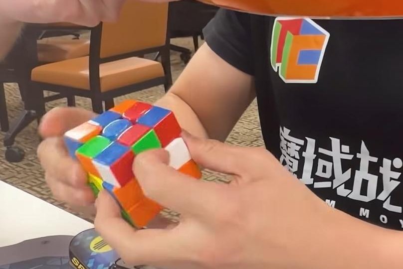 Watch: Blindfolded speedcuber solves Rubik's cube in 11.56 seconds