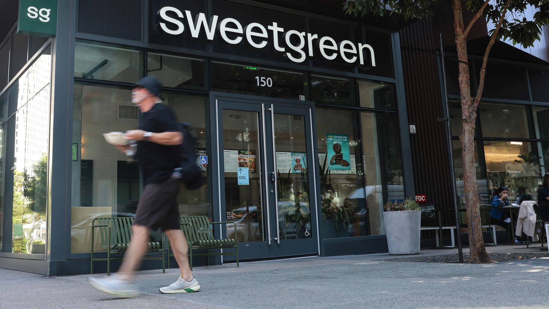 Sweetgreen cuts full-year outlook as cyclospora fears weigh on sales - cnbc.com