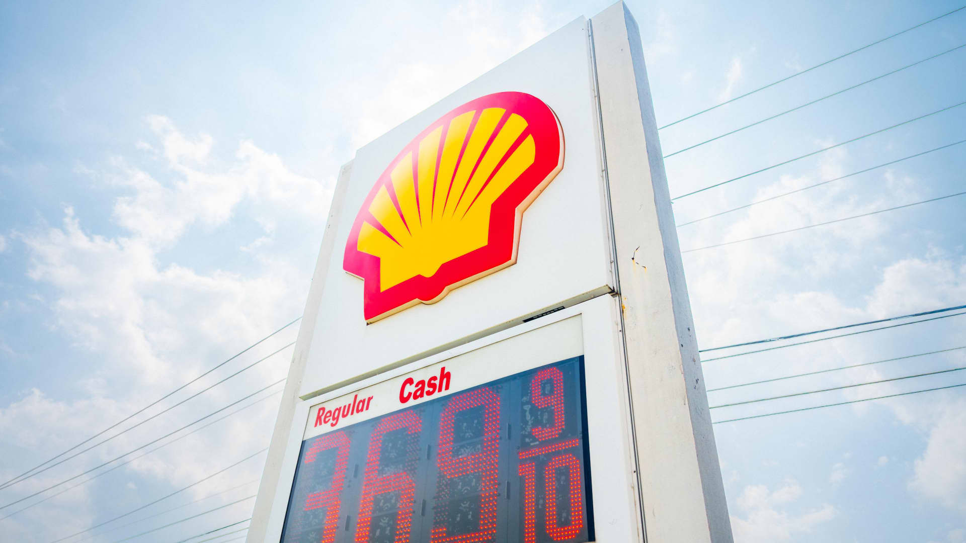 Shell tops profit estimates as Iran war boosts oil price, cuts share buybacks - CNBC