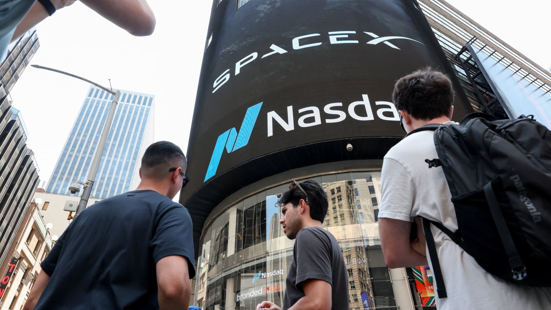 SpaceX stock sinks below $135 IPO price for the first time - CNBC