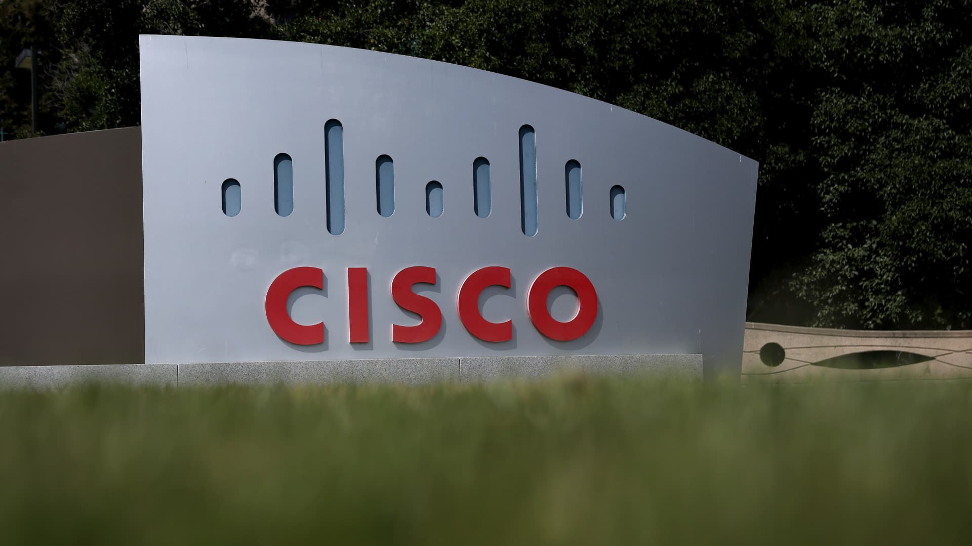 Jim Cramer says Cisco’s post-earnings plunge is a buying opportunity. Here’s why - CNBC
