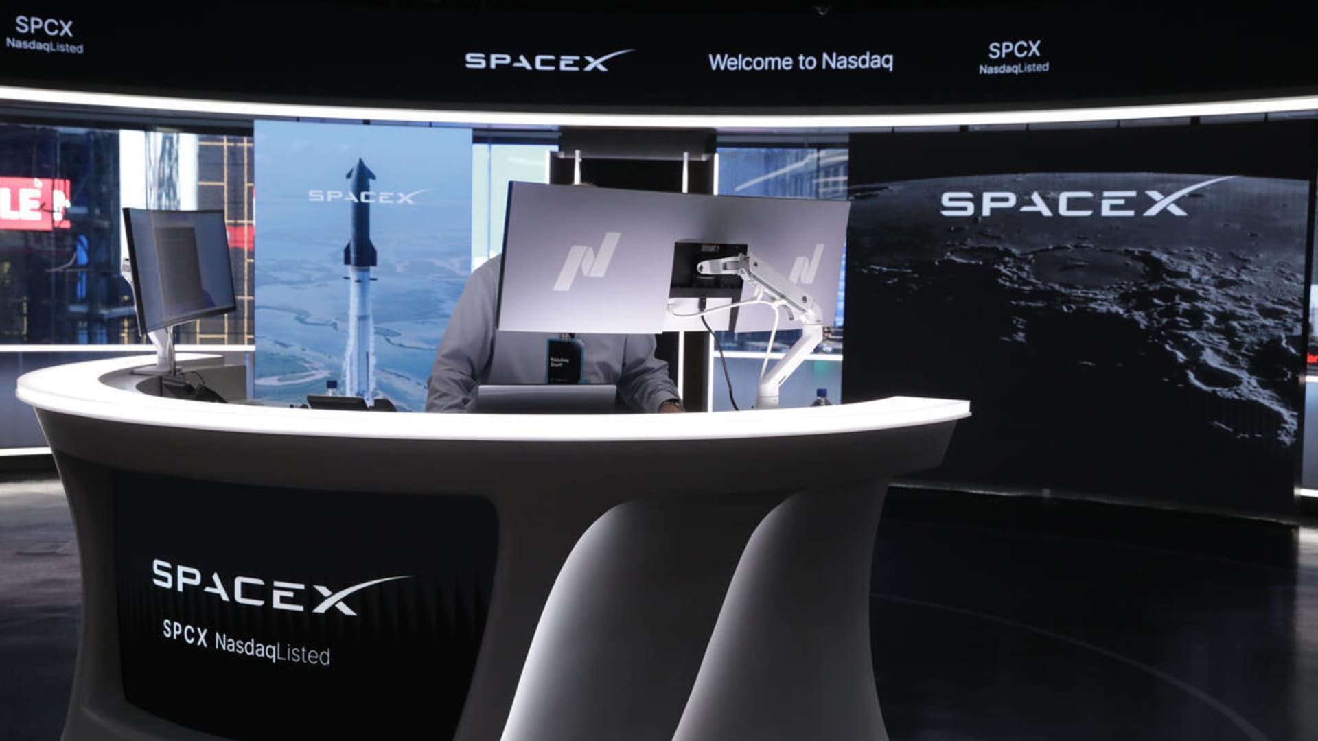 SpaceX options debut signals 'expensive' and 'dangerous' bets, strategist says - CNBC