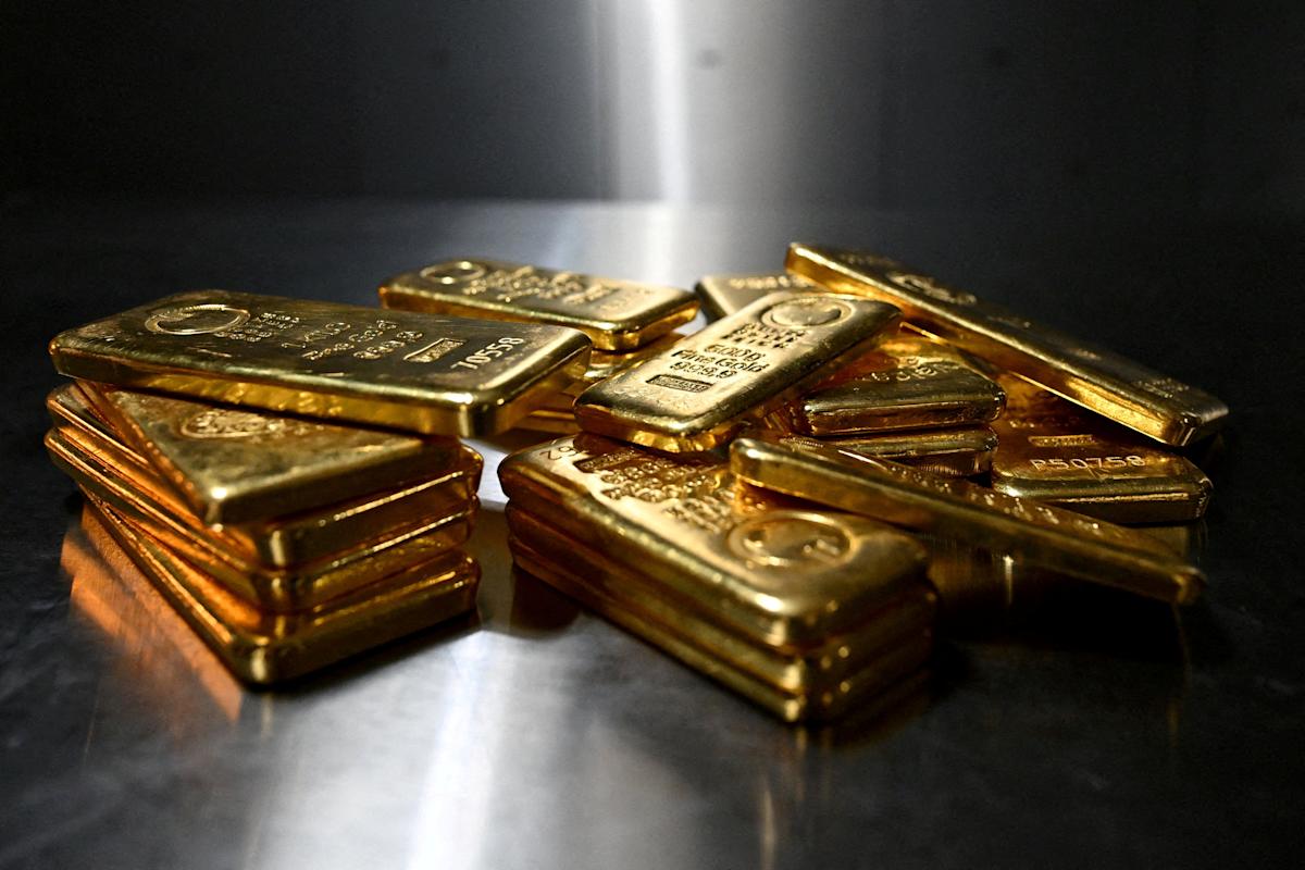 Gold extends losses to nearly 3% after crucial inflation report