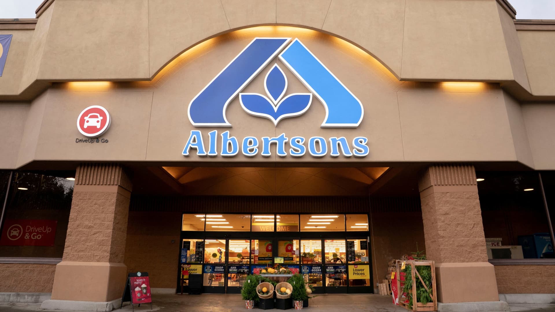 Albertsons stock plunges as it says weaker grocery spending will cut into sales and earnings - CNBC