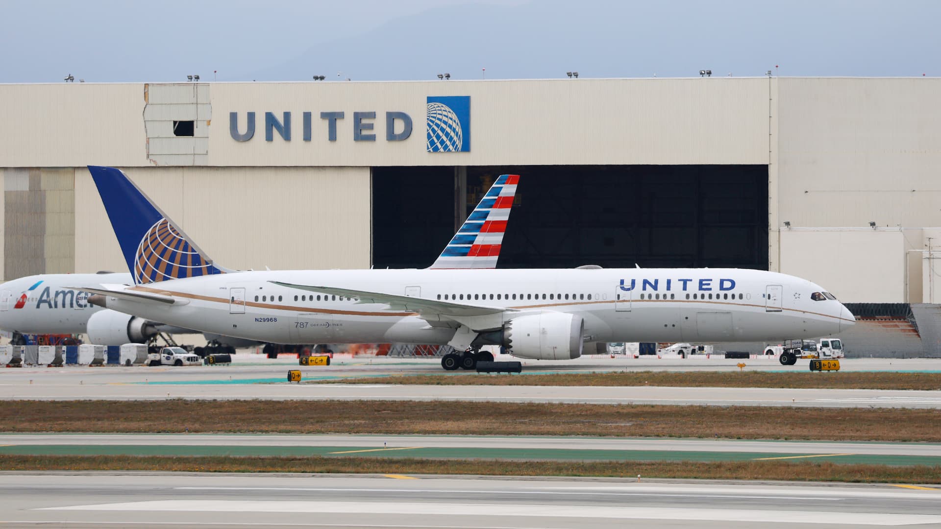 United CEO brushes off airline mergers after American rejection: 'There's nothing' - CNBC