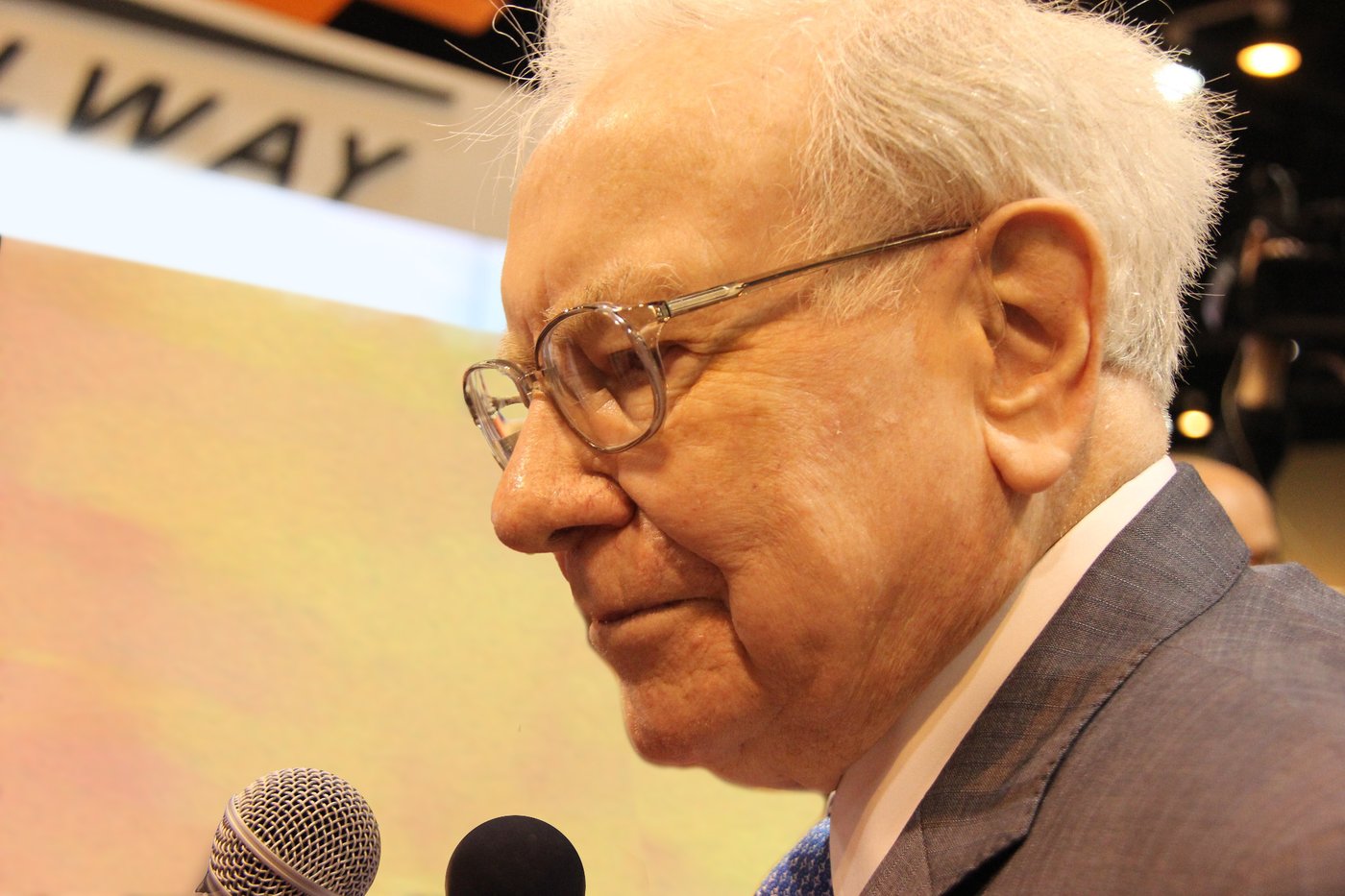 Warren Buffett Warned About the Dot-Com Bubble. Now, the Stock Market Is Flashing the Same Warning Signal.
